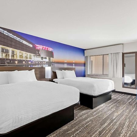 Clarion Pointe Hotel Милуоки Екстериор снимка