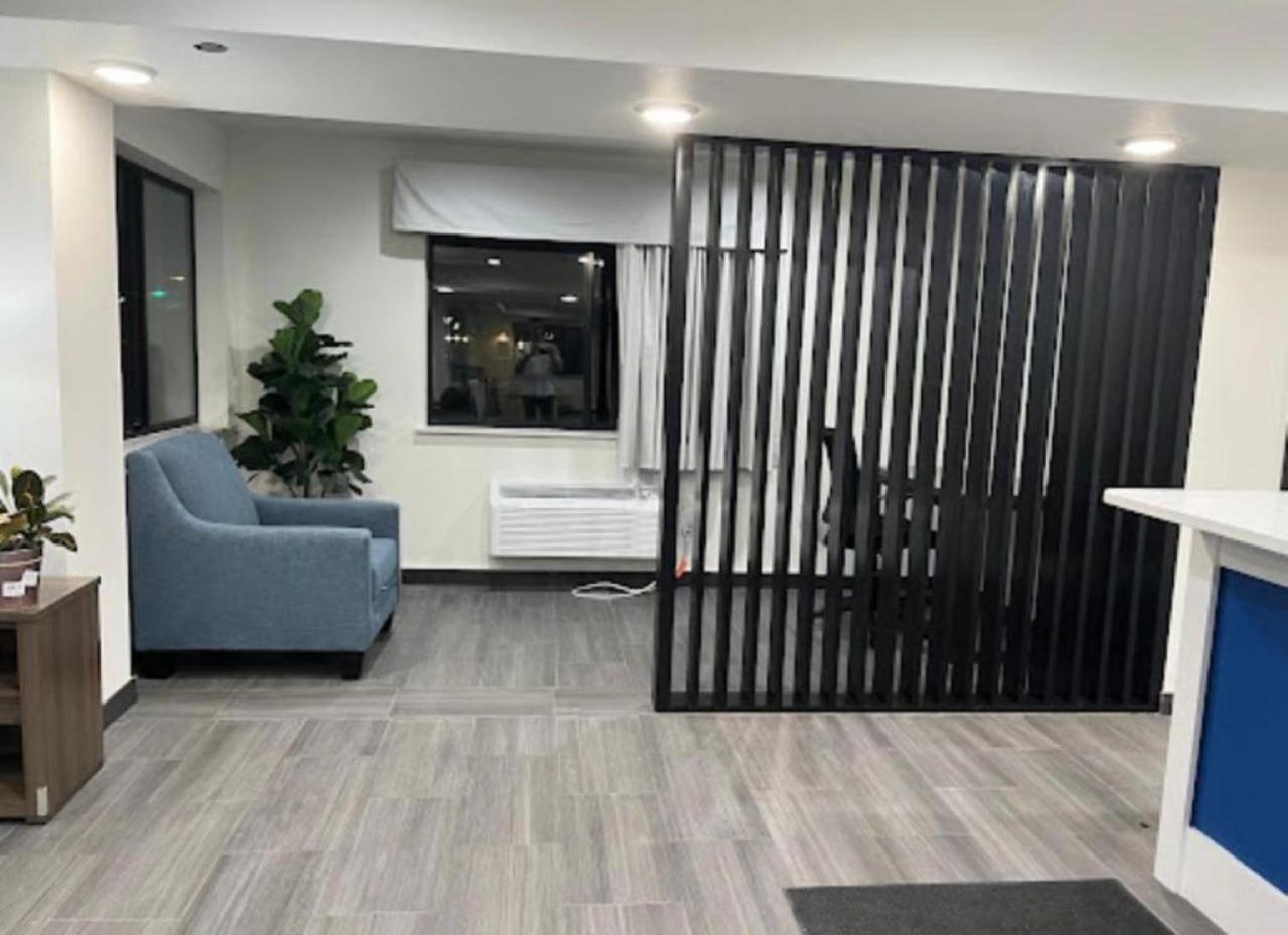 Clarion Pointe Hotel Милуоки Екстериор снимка