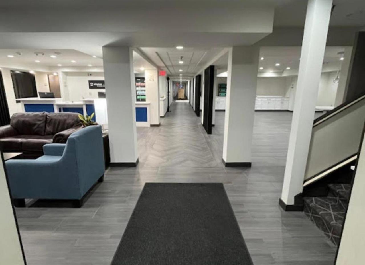 Clarion Pointe Hotel Милуоки Екстериор снимка