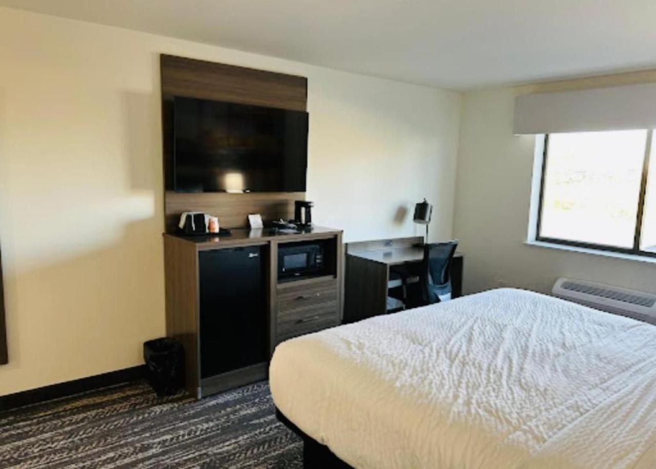 Clarion Pointe Hotel Милуоки Екстериор снимка