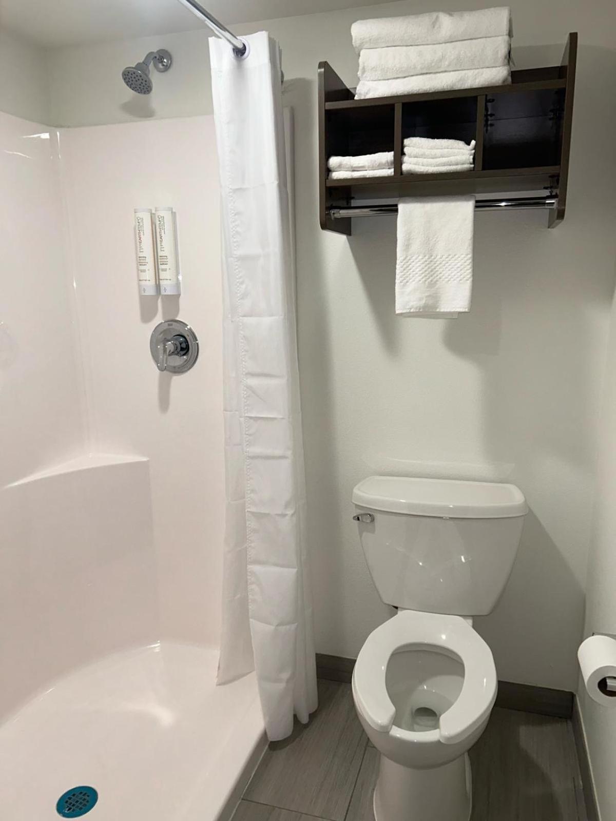 Clarion Pointe Hotel Милуоки Екстериор снимка