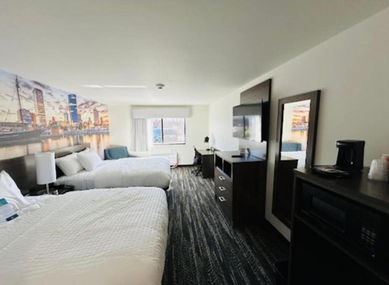 Clarion Pointe Hotel Милуоки Екстериор снимка