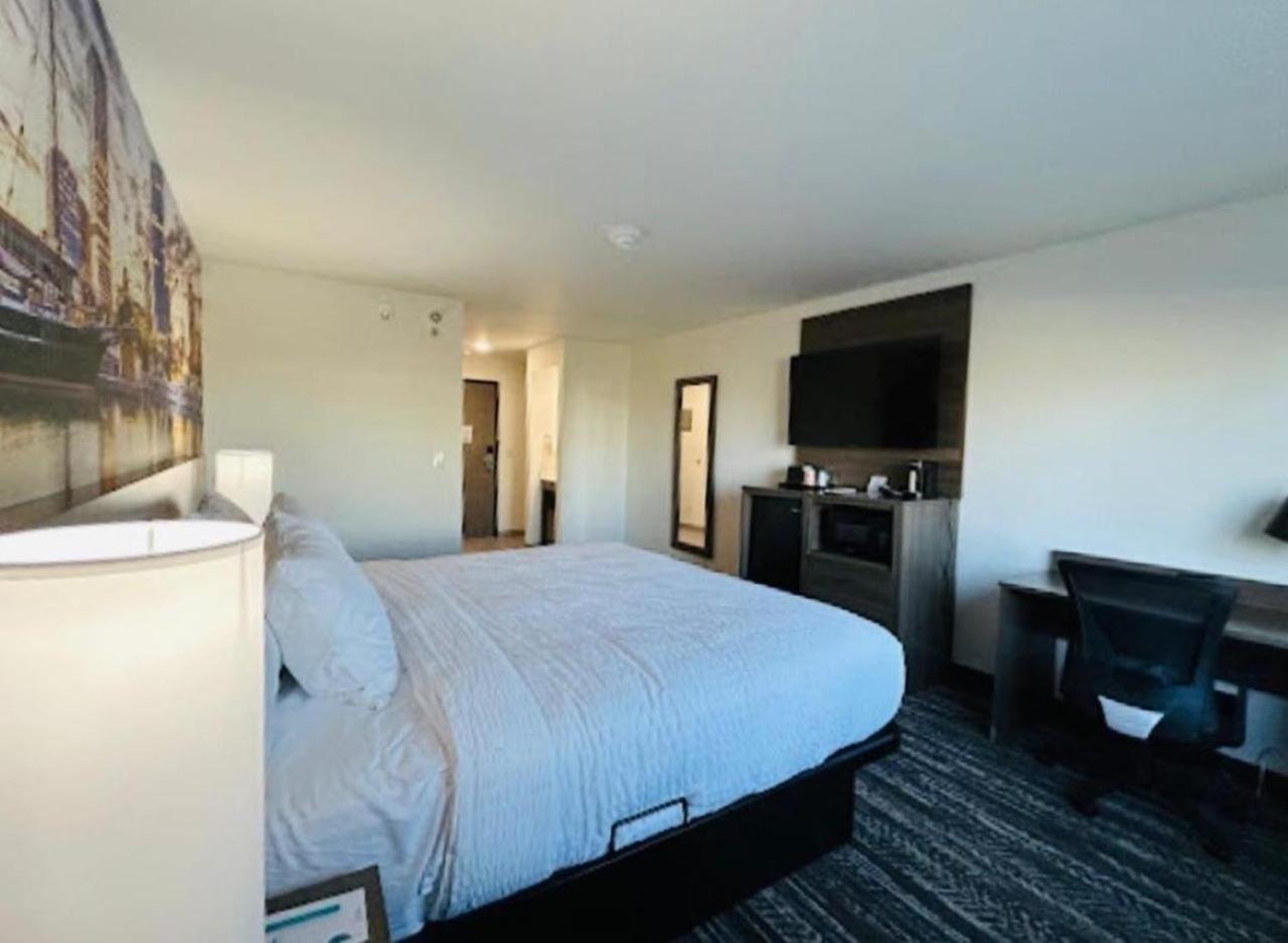 Clarion Pointe Hotel Милуоки Екстериор снимка