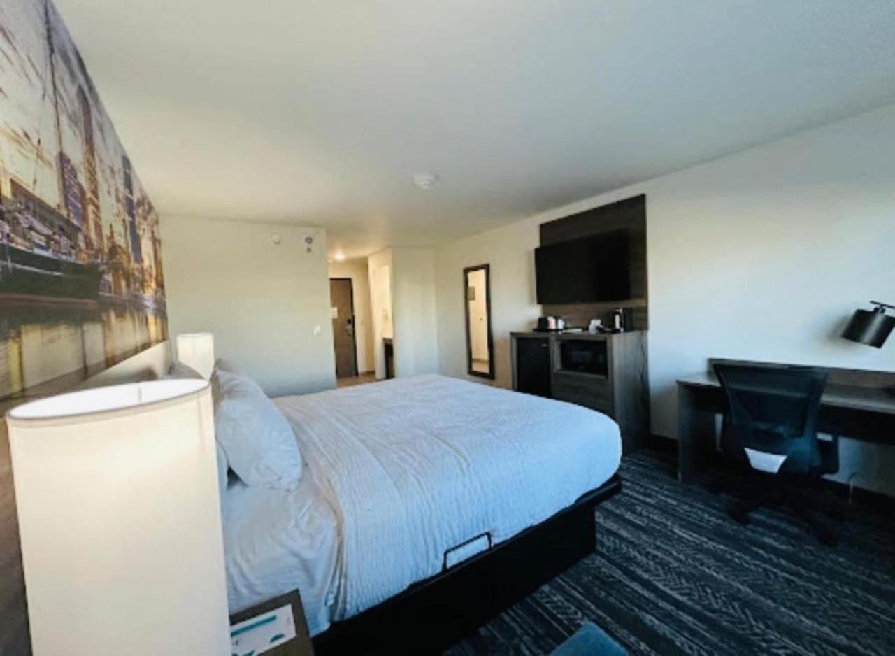 Clarion Pointe Hotel Милуоки Екстериор снимка