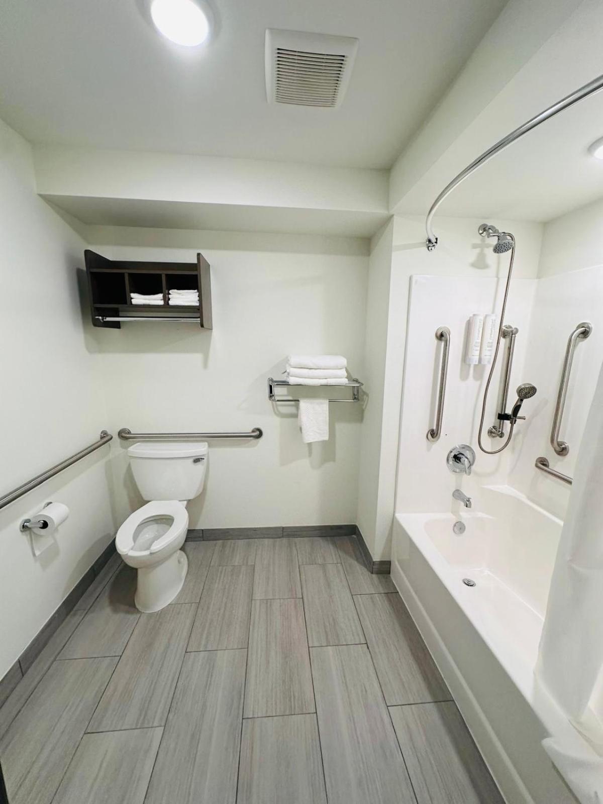 Clarion Pointe Hotel Милуоки Екстериор снимка