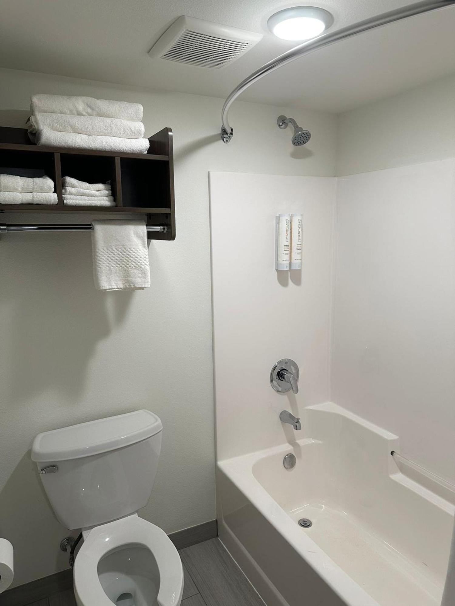 Clarion Pointe Hotel Милуоки Екстериор снимка