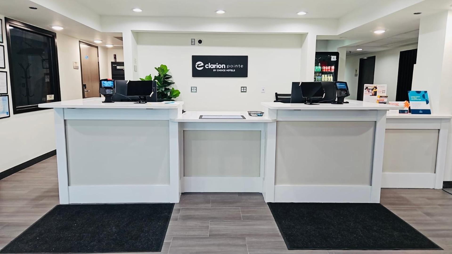 Clarion Pointe Hotel Милуоки Екстериор снимка