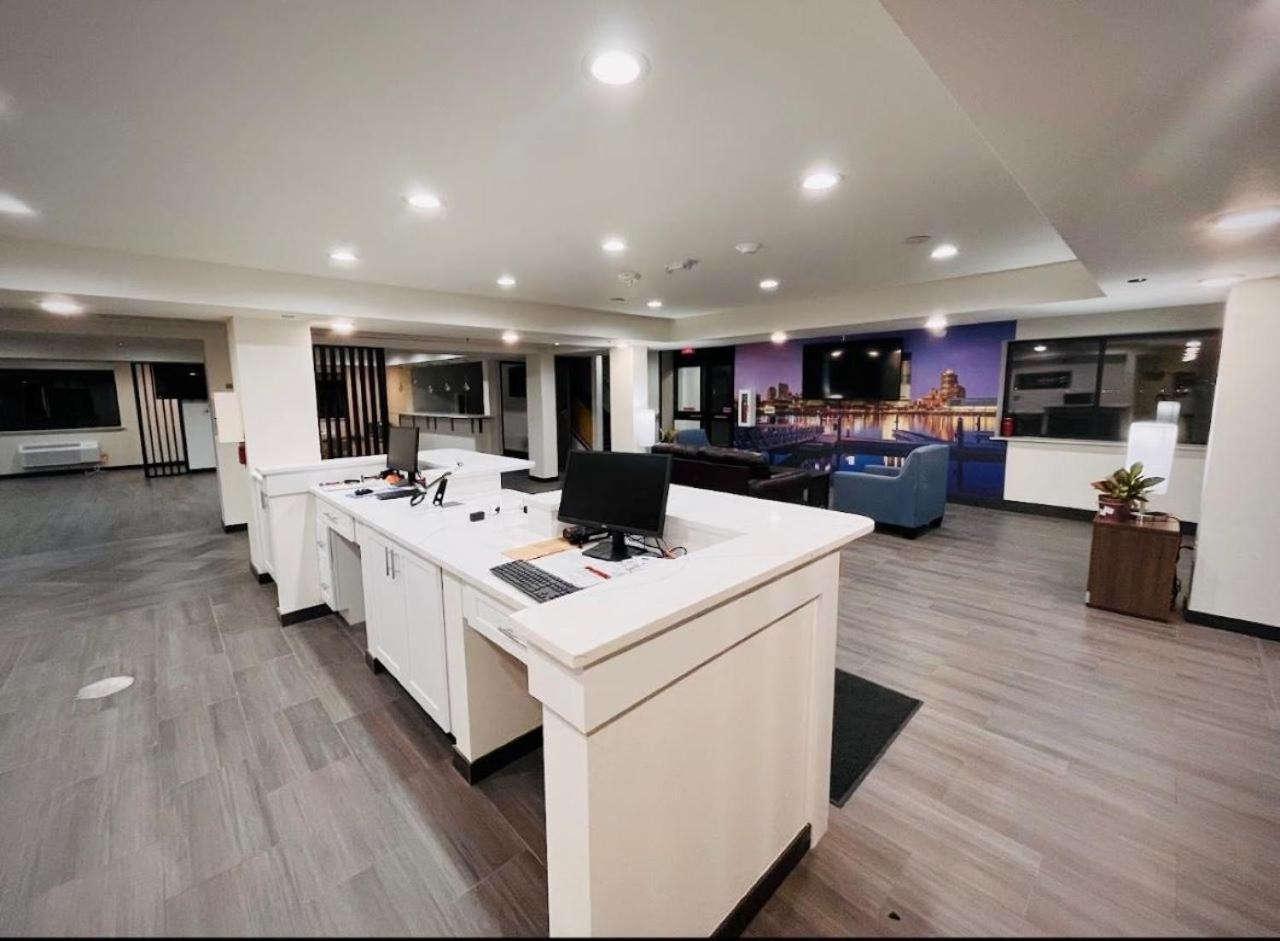 Clarion Pointe Hotel Милуоки Екстериор снимка