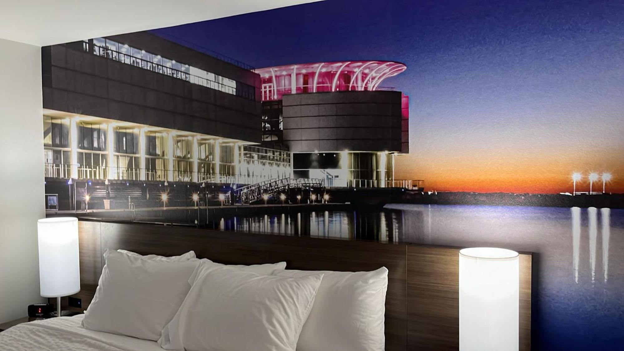 Clarion Pointe Hotel Милуоки Екстериор снимка