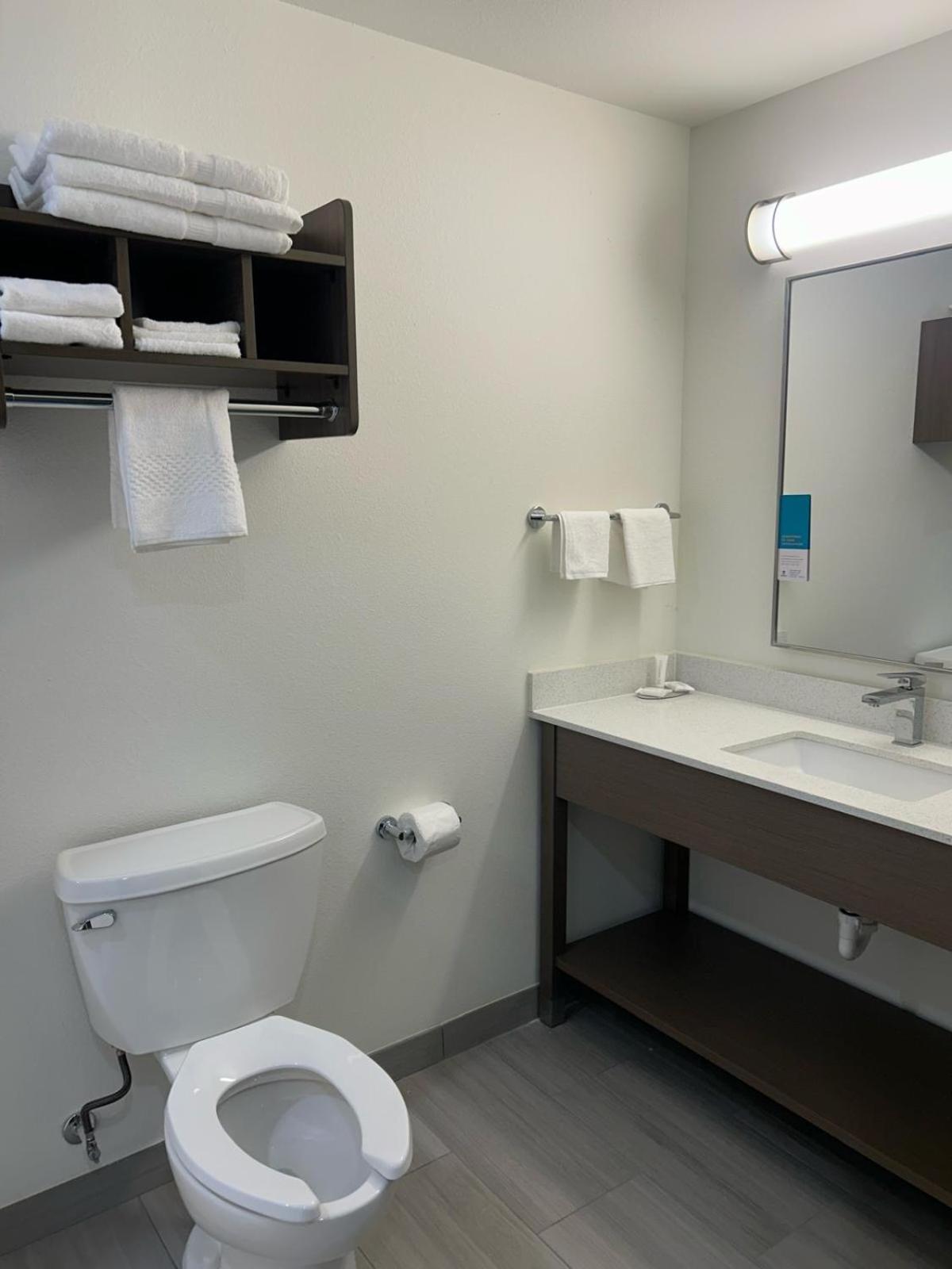 Clarion Pointe Hotel Милуоки Екстериор снимка