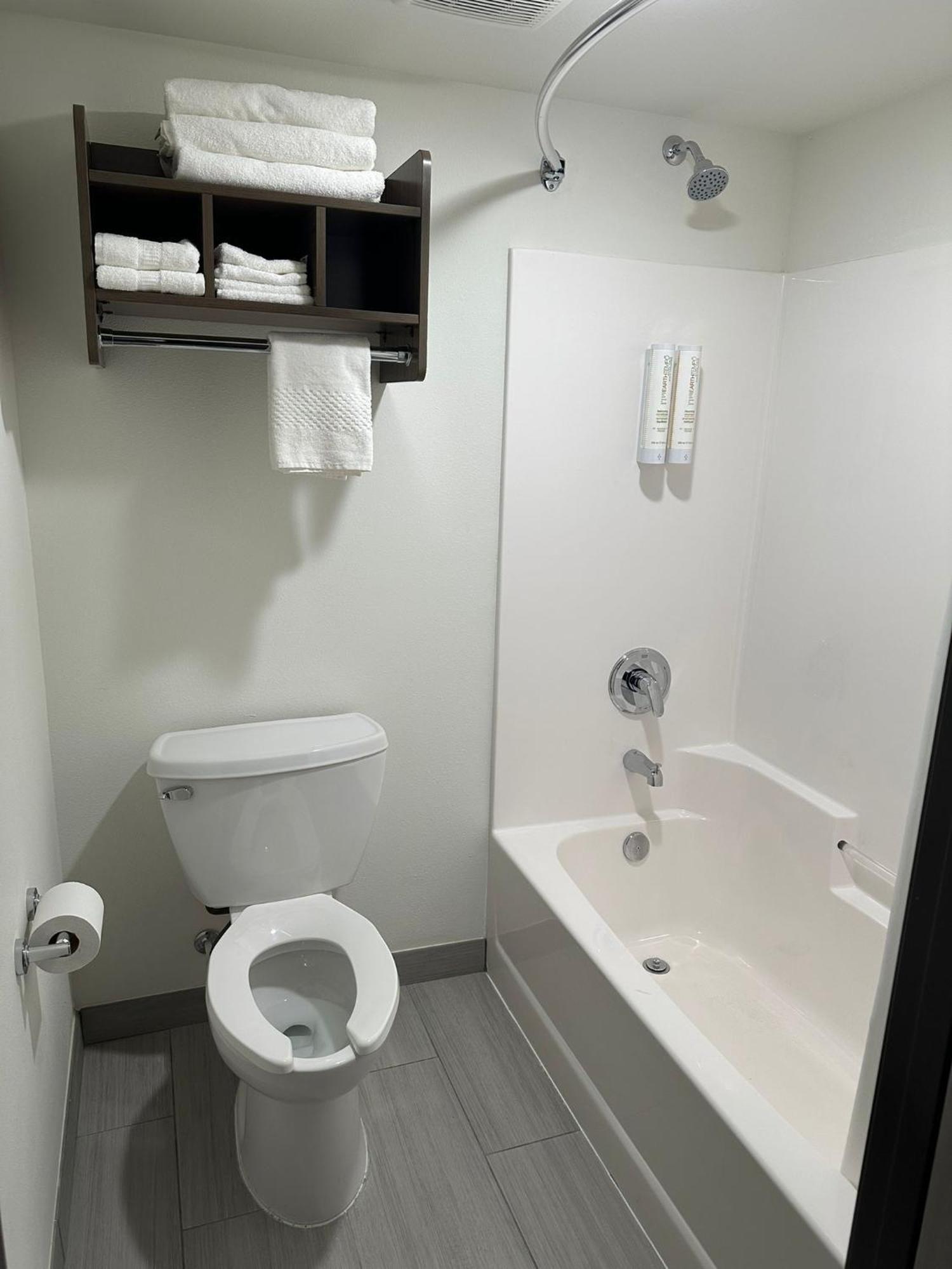 Clarion Pointe Hotel Милуоки Екстериор снимка