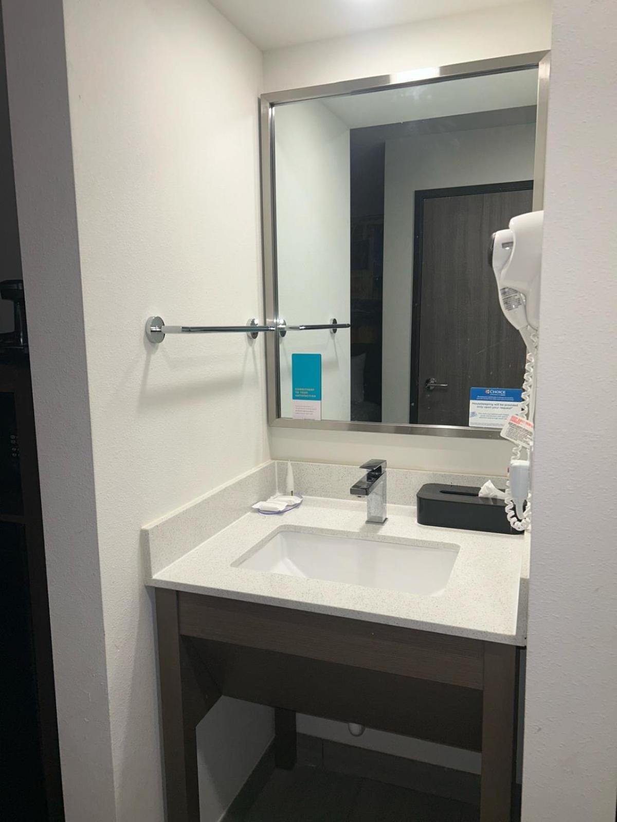 Clarion Pointe Hotel Милуоки Екстериор снимка