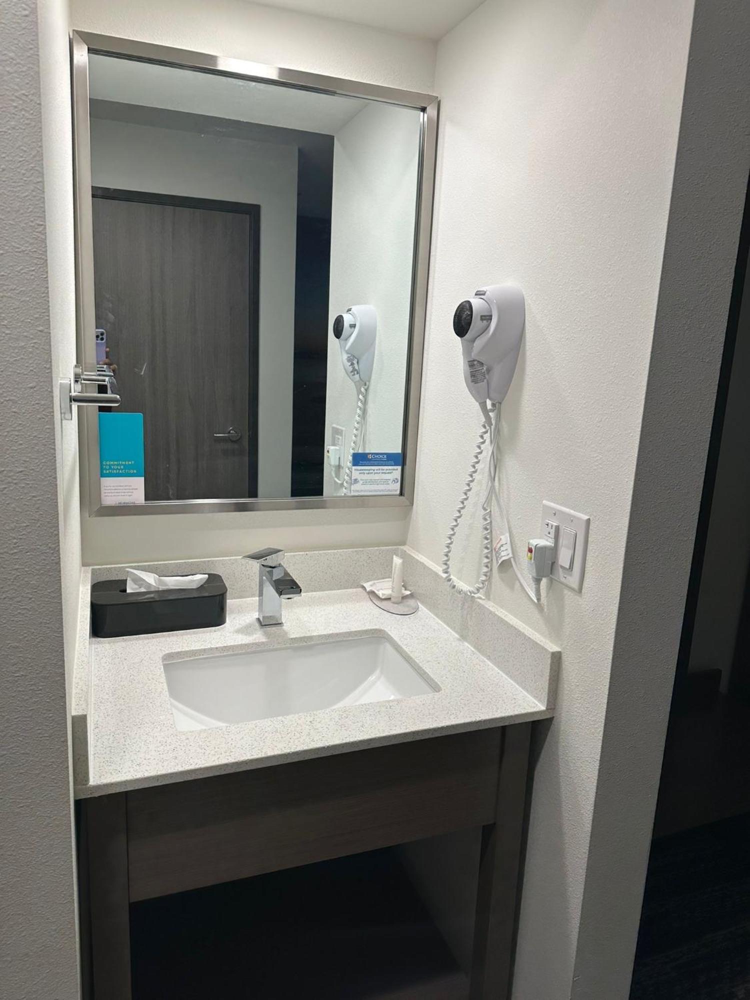 Clarion Pointe Hotel Милуоки Екстериор снимка