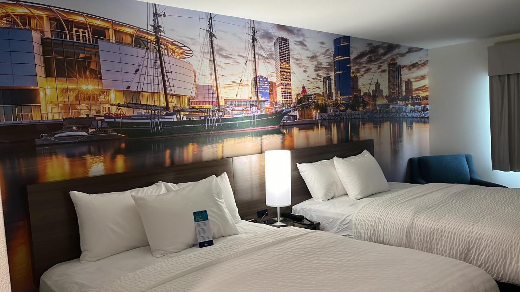 Clarion Pointe Hotel Милуоки Екстериор снимка