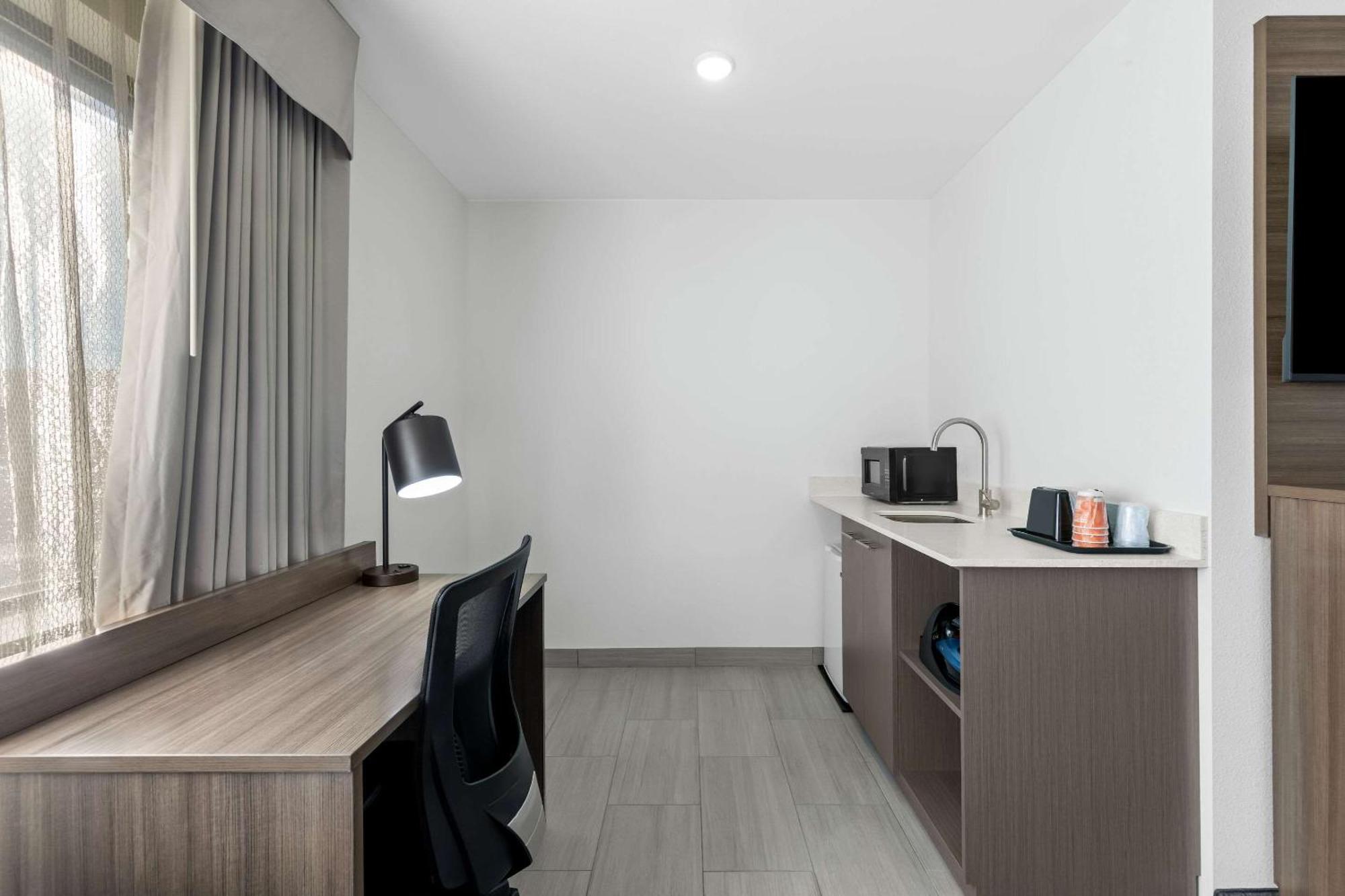 Clarion Pointe Hotel Милуоки Екстериор снимка