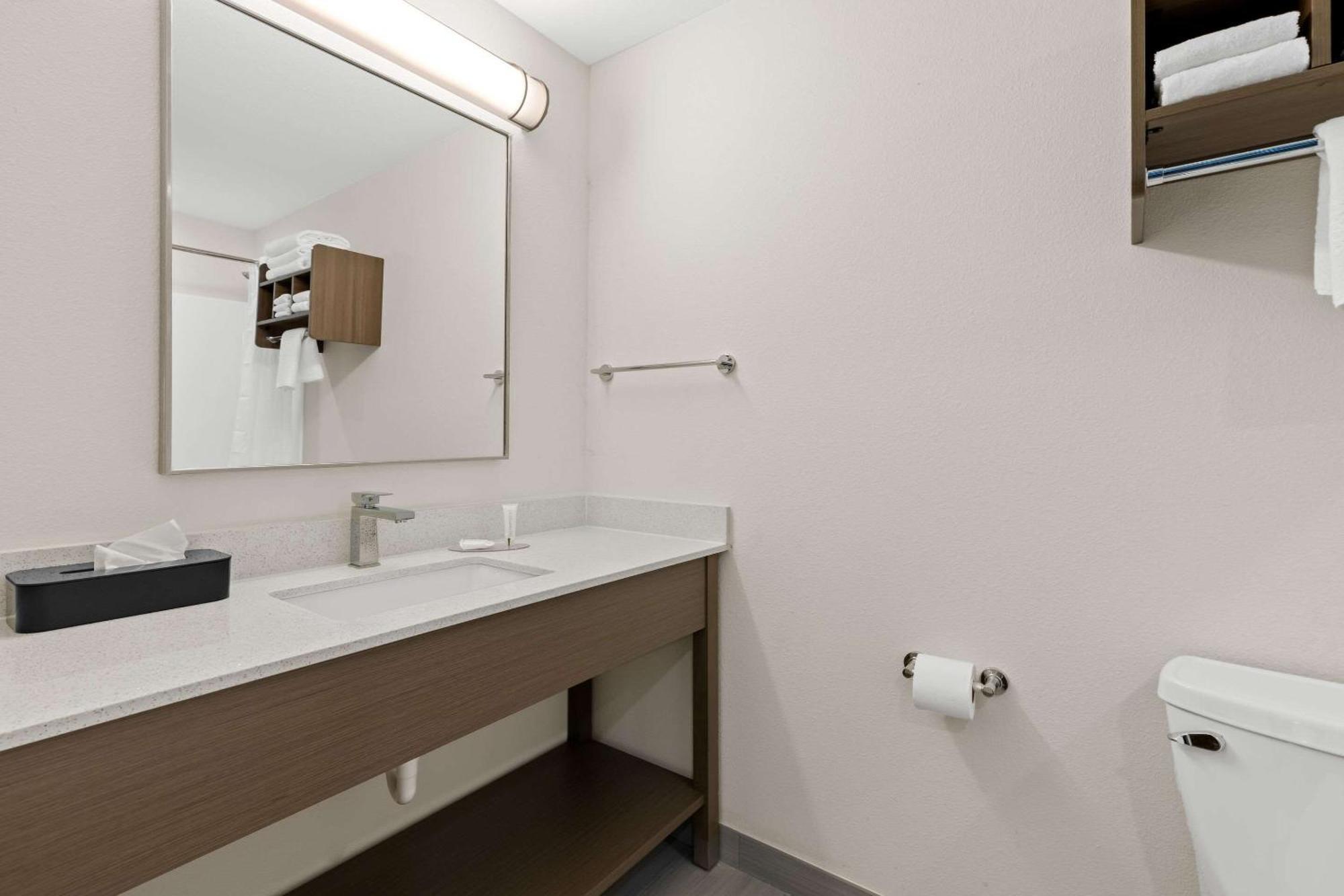 Clarion Pointe Hotel Милуоки Екстериор снимка