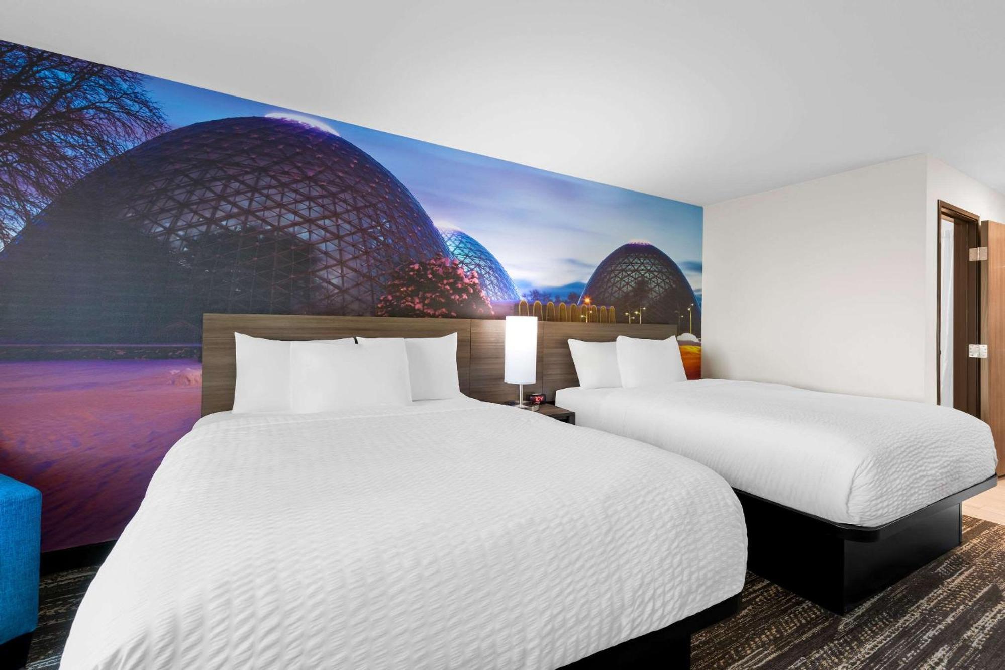 Clarion Pointe Hotel Милуоки Екстериор снимка