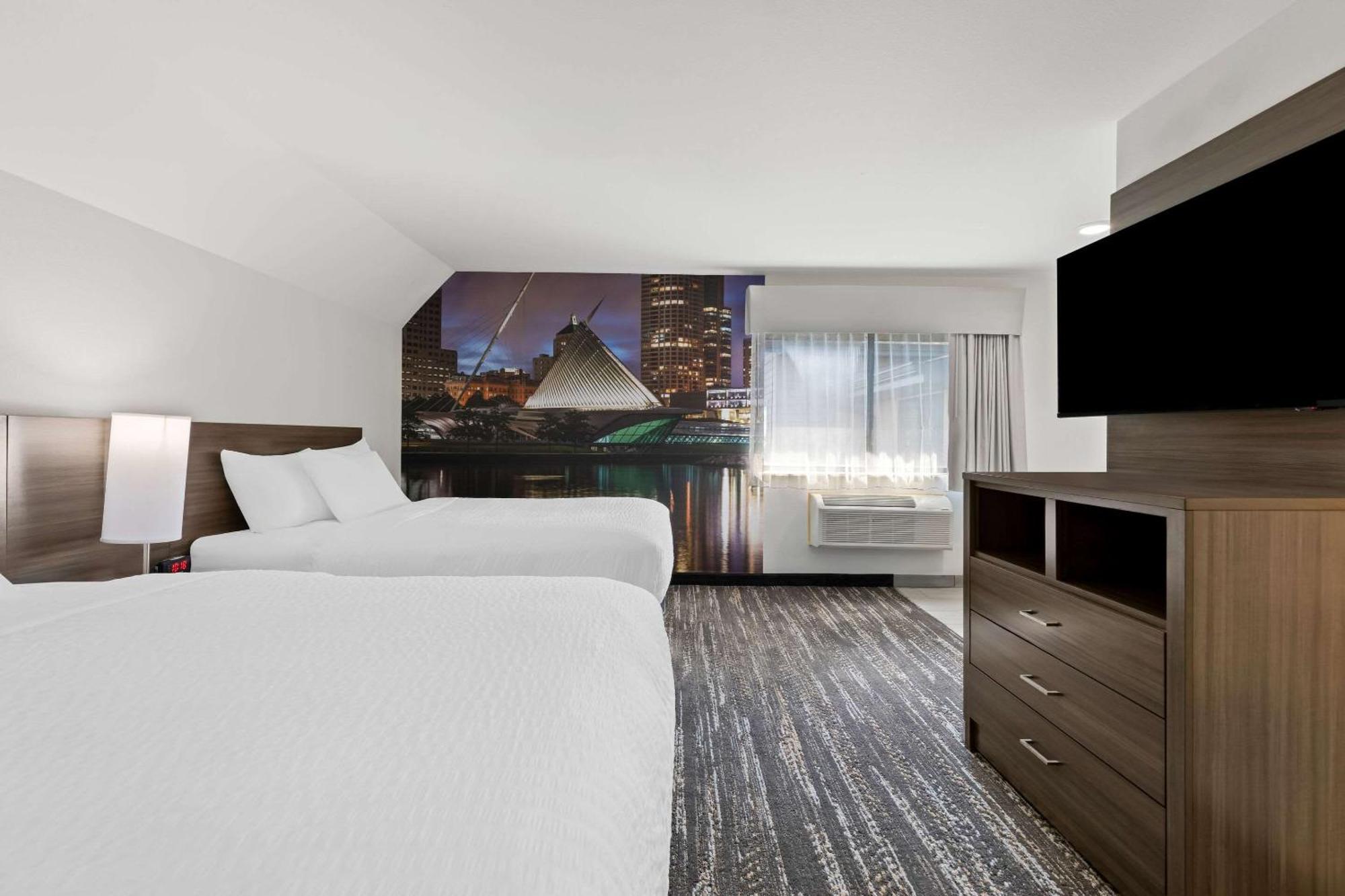 Clarion Pointe Hotel Милуоки Екстериор снимка