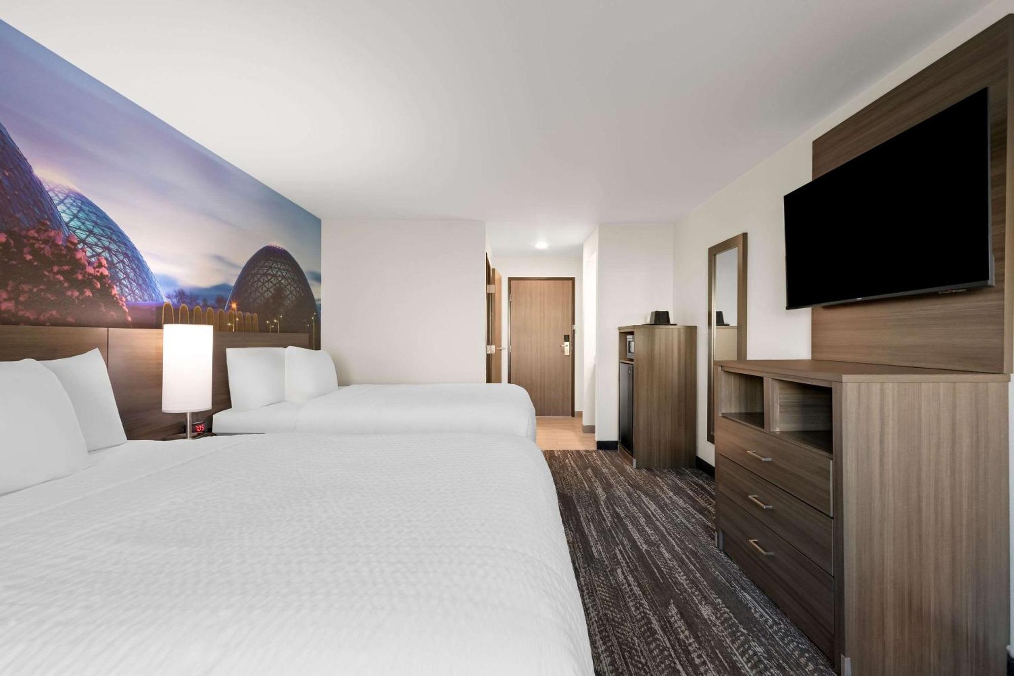Clarion Pointe Hotel Милуоки Екстериор снимка