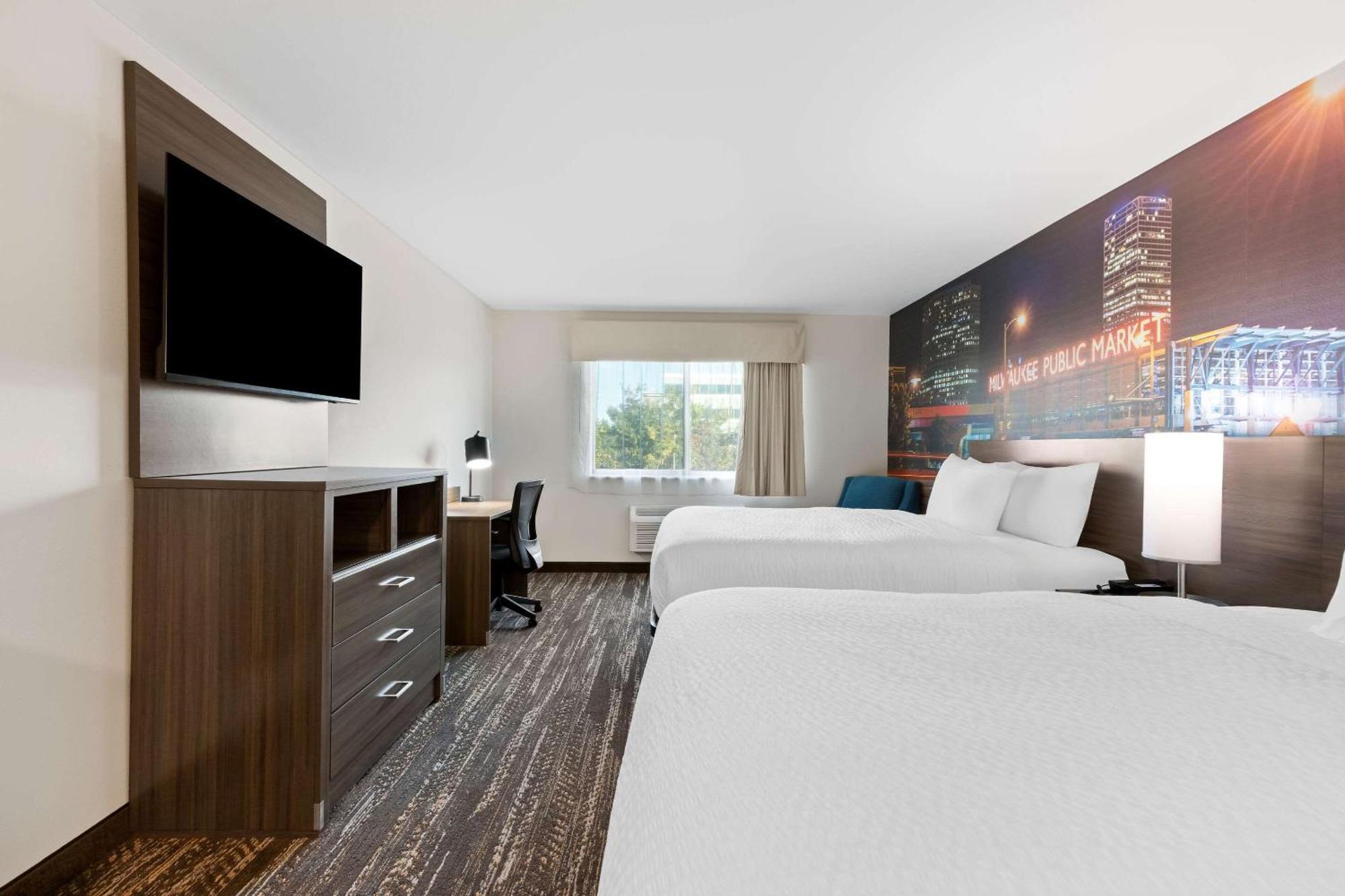 Clarion Pointe Hotel Милуоки Екстериор снимка