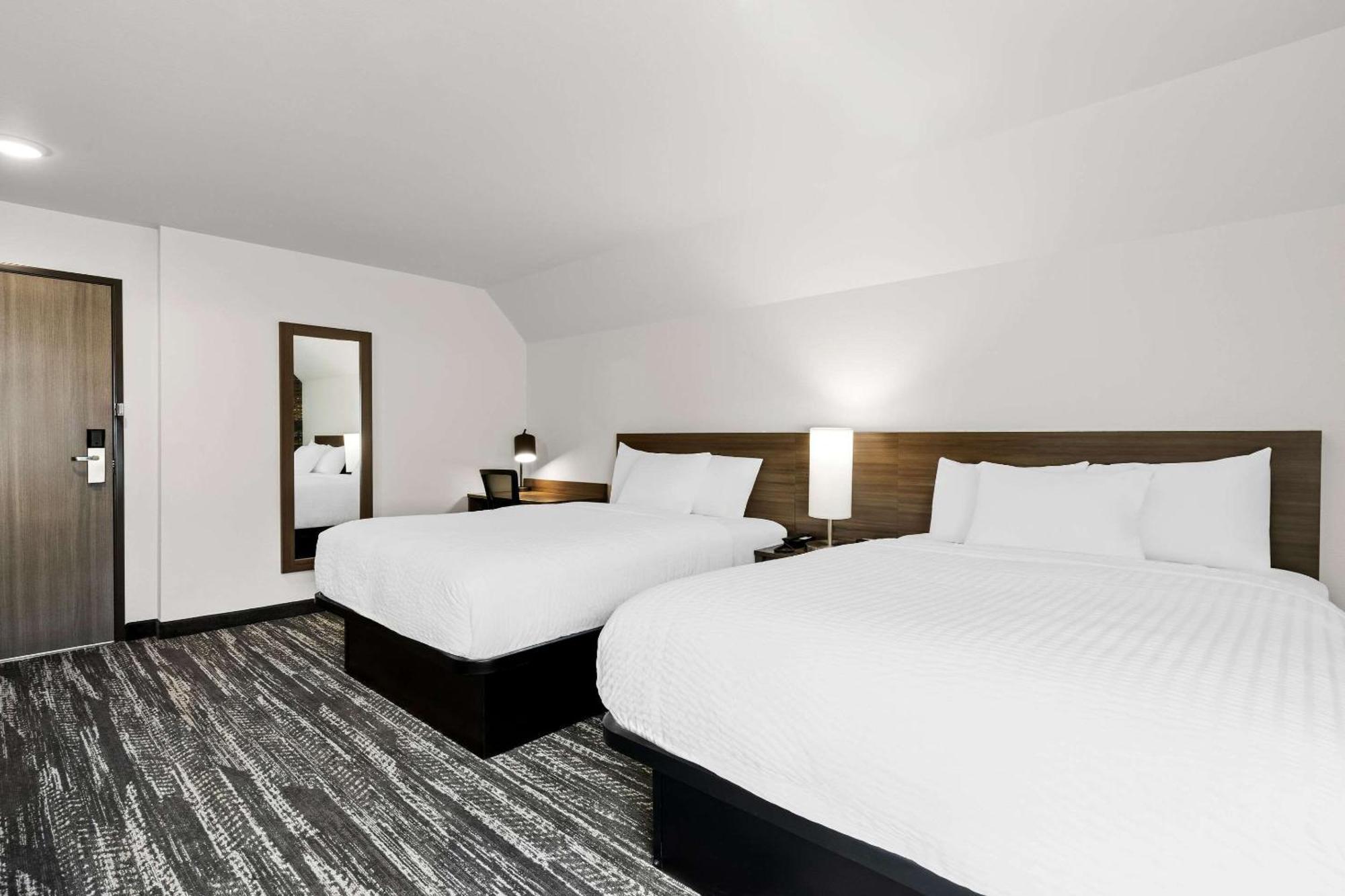 Clarion Pointe Hotel Милуоки Екстериор снимка