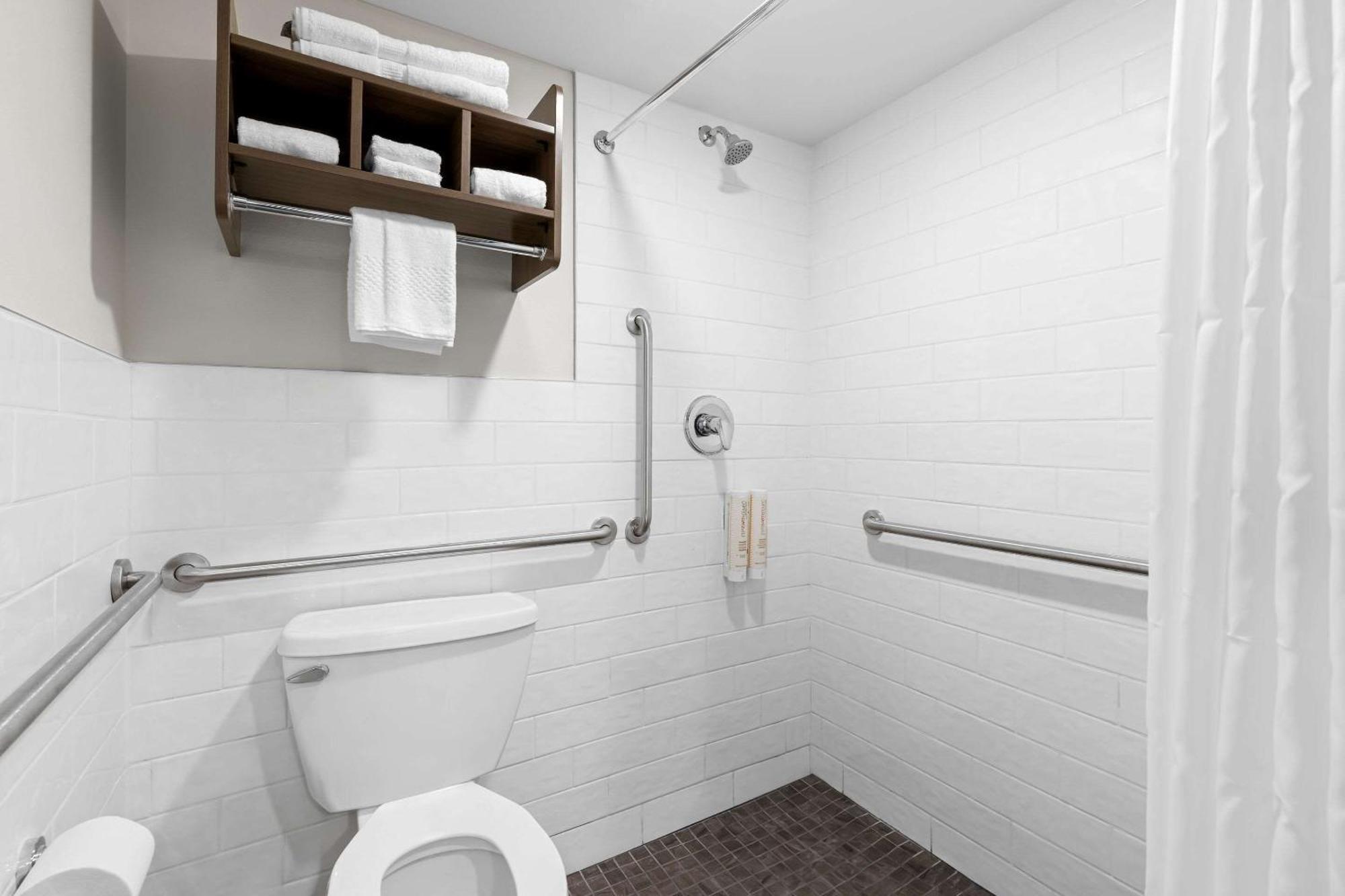 Clarion Pointe Hotel Милуоки Екстериор снимка