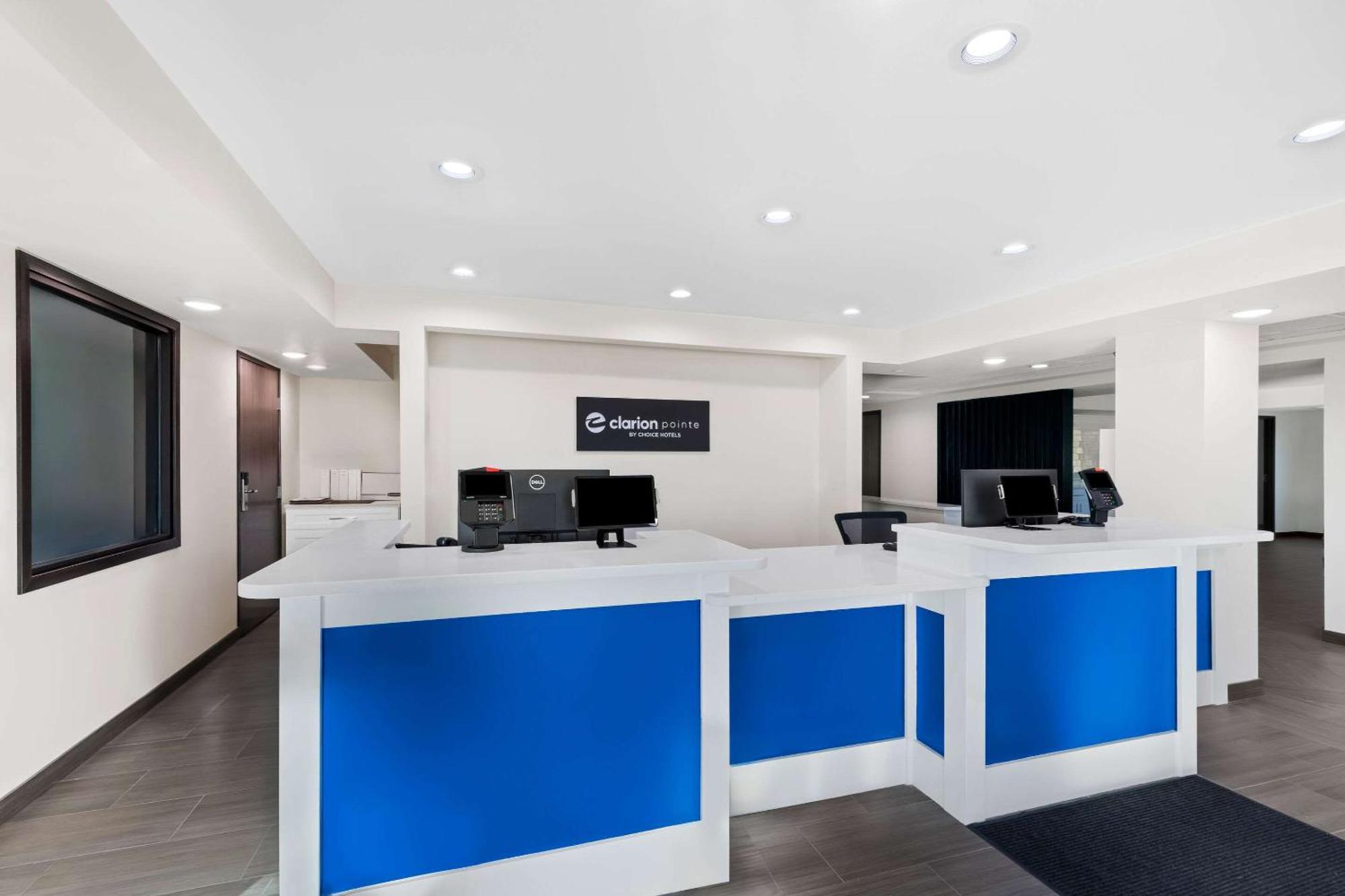 Clarion Pointe Hotel Милуоки Екстериор снимка