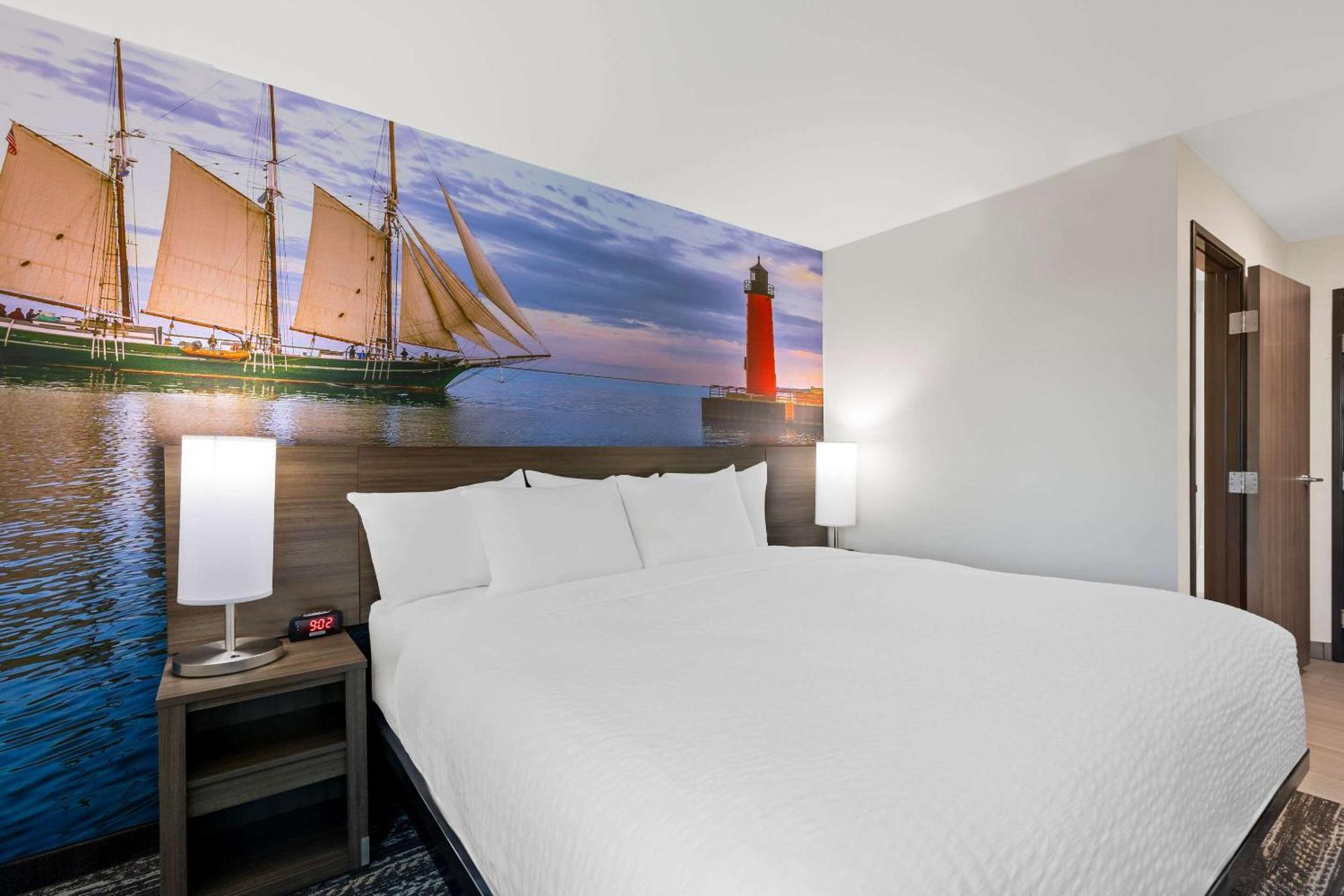 Clarion Pointe Hotel Милуоки Екстериор снимка