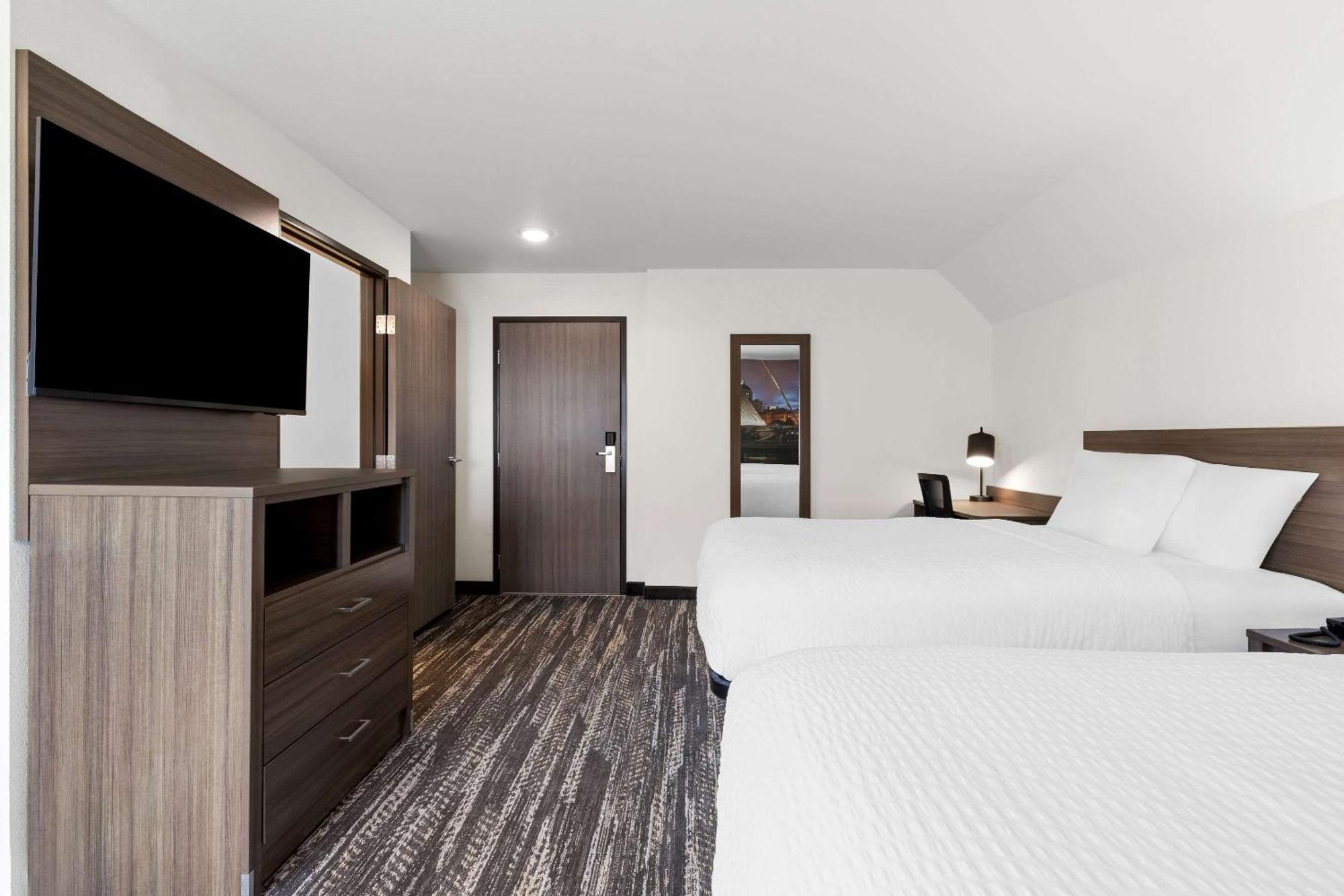 Clarion Pointe Hotel Милуоки Екстериор снимка