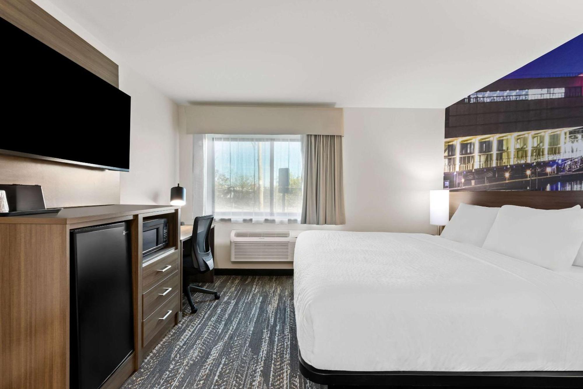 Clarion Pointe Hotel Милуоки Екстериор снимка