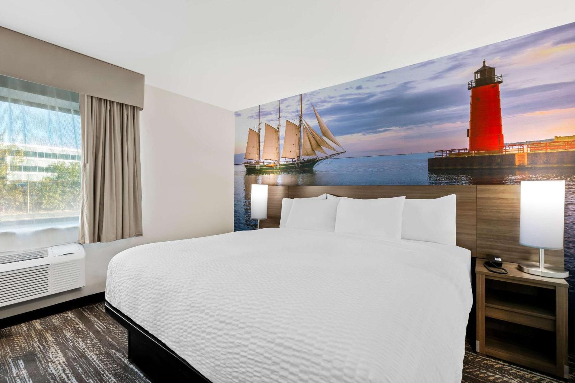 Clarion Pointe Hotel Милуоки Екстериор снимка