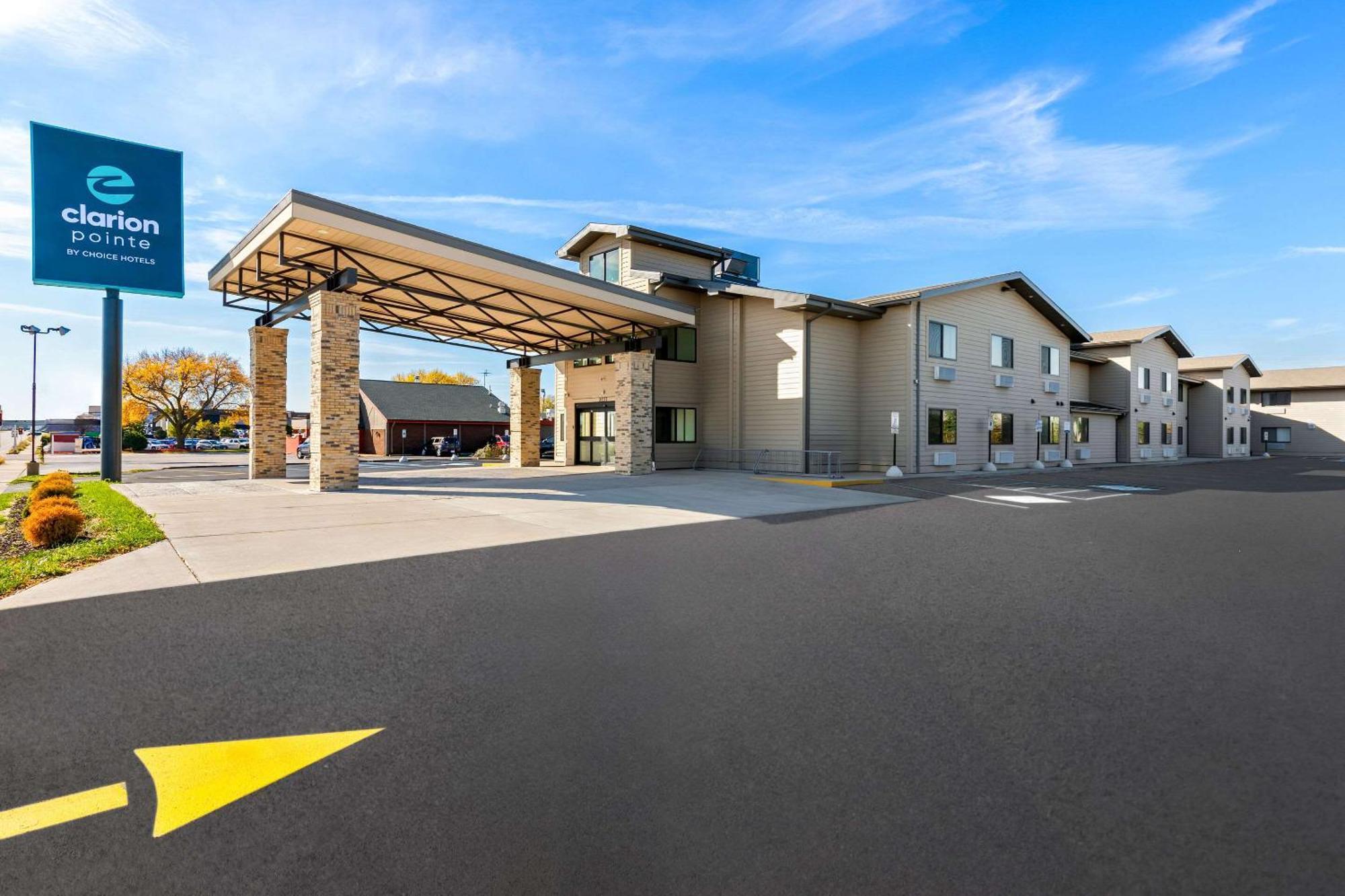 Clarion Pointe Hotel Милуоки Екстериор снимка