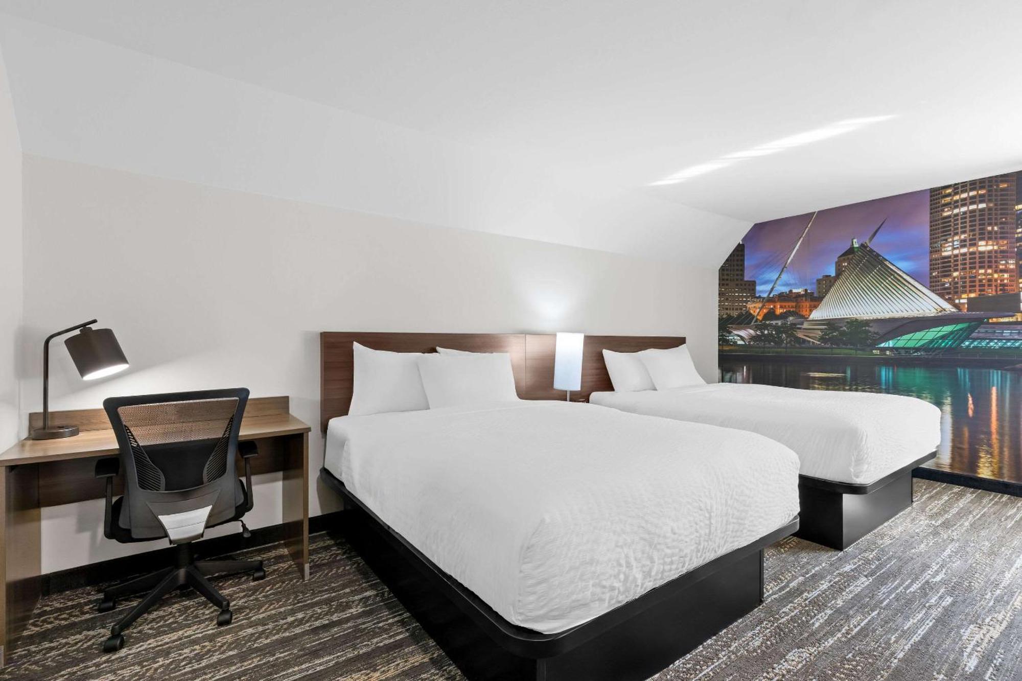 Clarion Pointe Hotel Милуоки Екстериор снимка