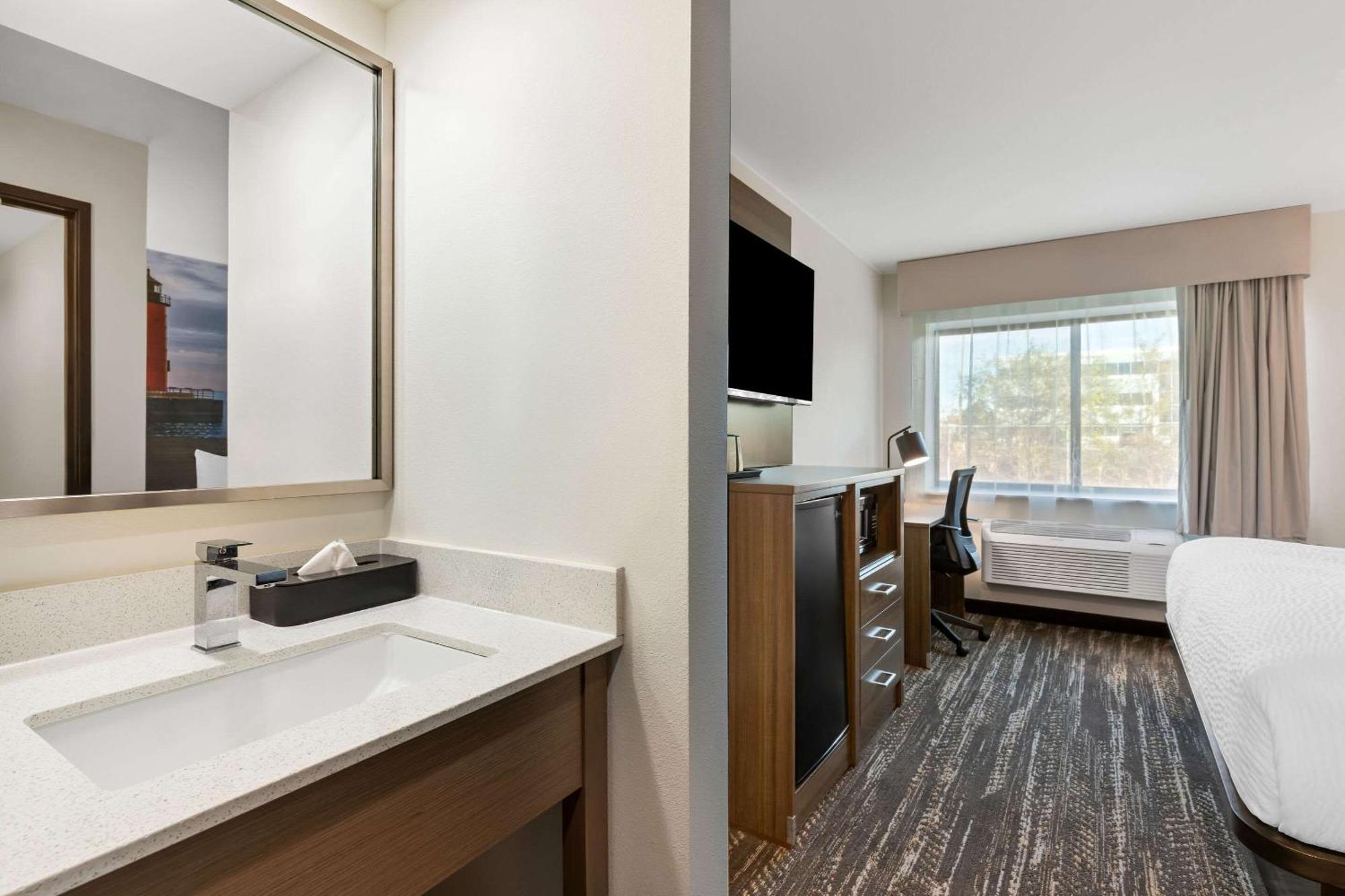 Clarion Pointe Hotel Милуоки Екстериор снимка