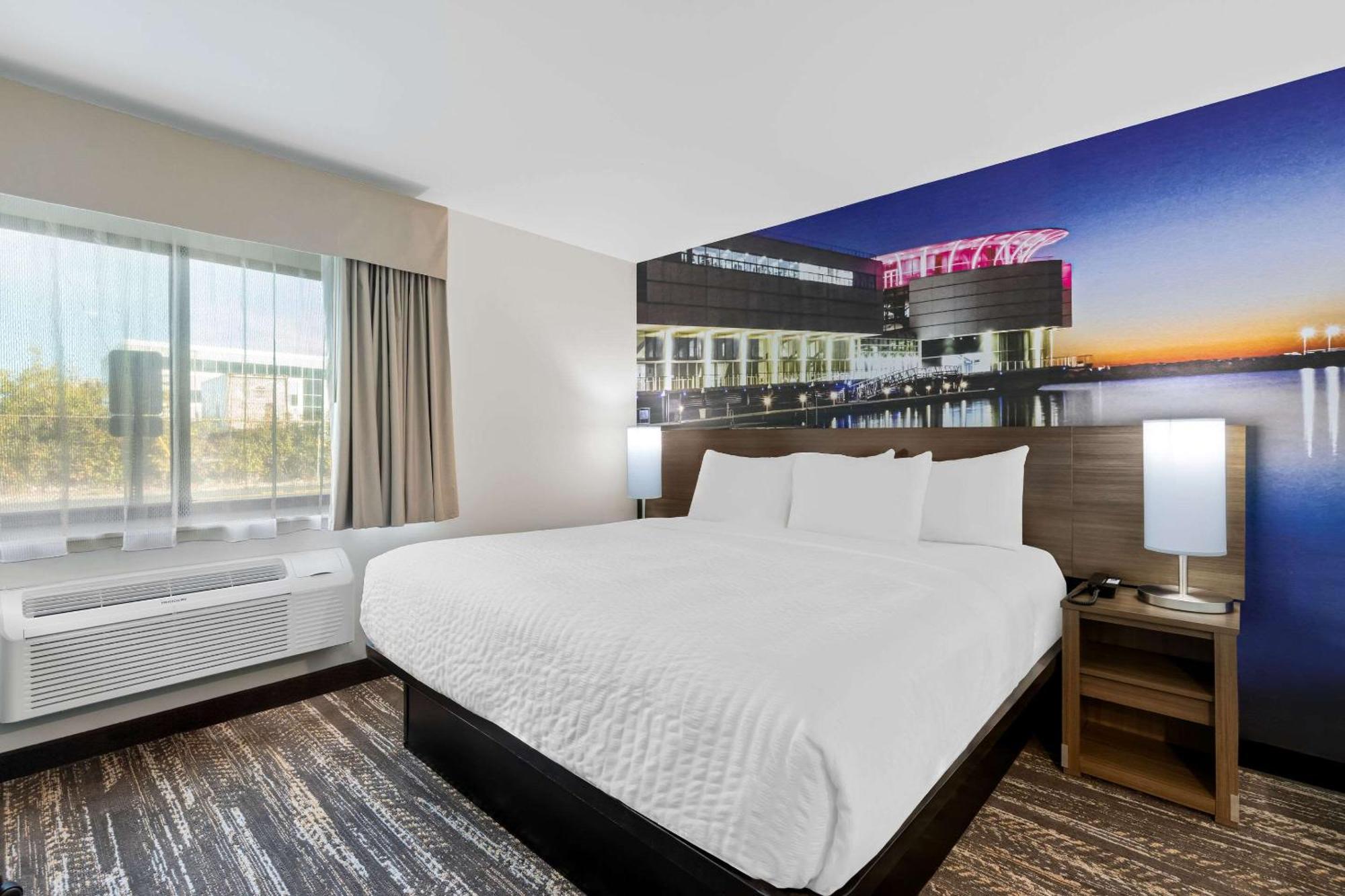 Clarion Pointe Hotel Милуоки Екстериор снимка