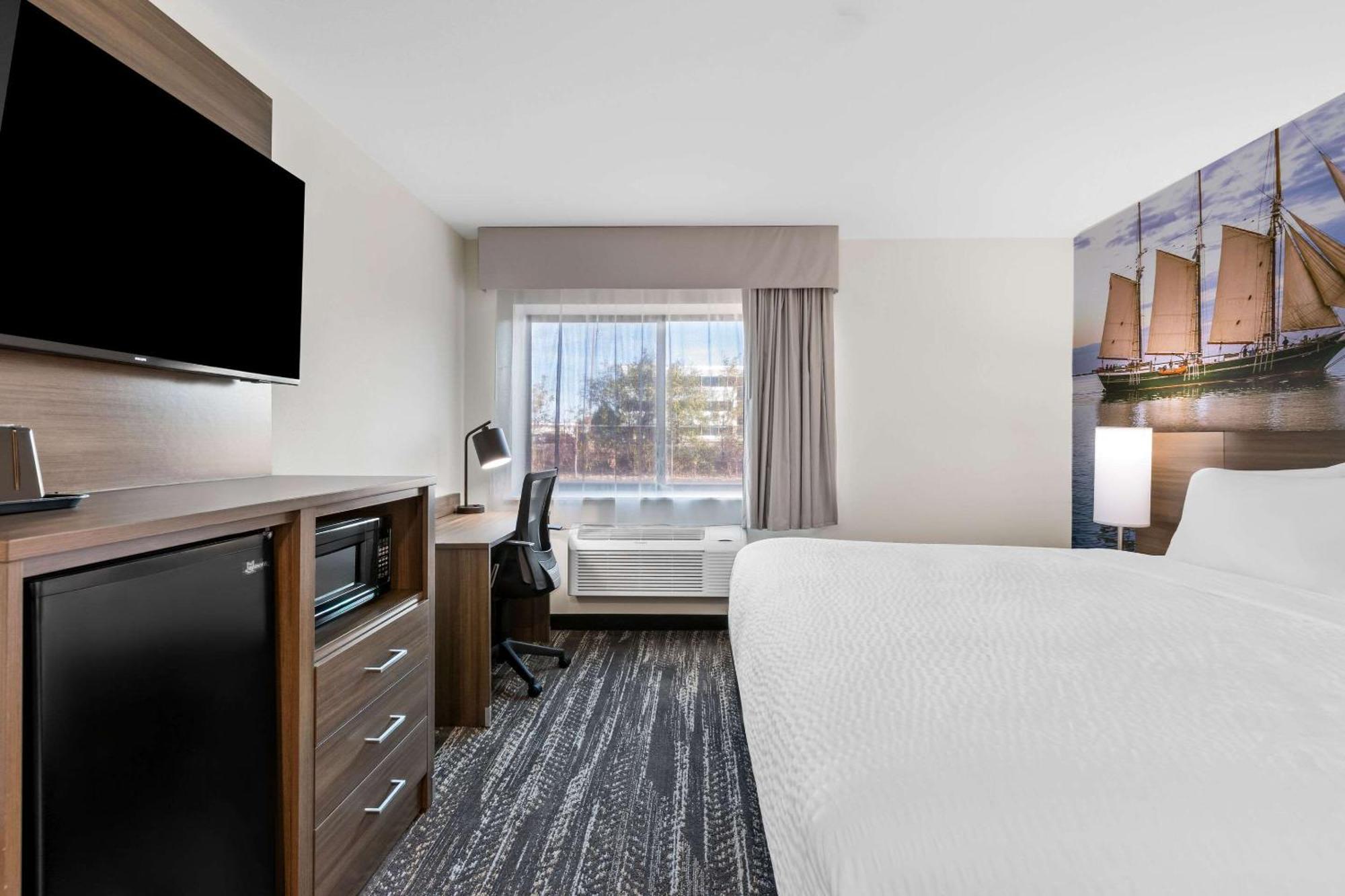 Clarion Pointe Hotel Милуоки Екстериор снимка