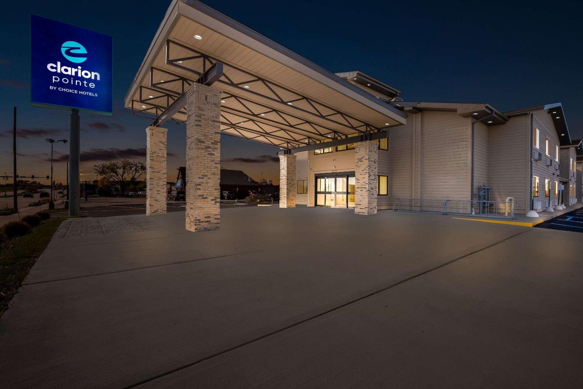 Clarion Pointe Hotel Милуоки Екстериор снимка
